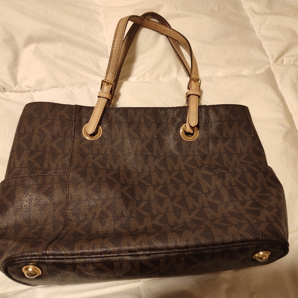 MICHAEL KORS MK Logo East West Signature Large Tote Brown Logo Charm - Picture 7 of 10